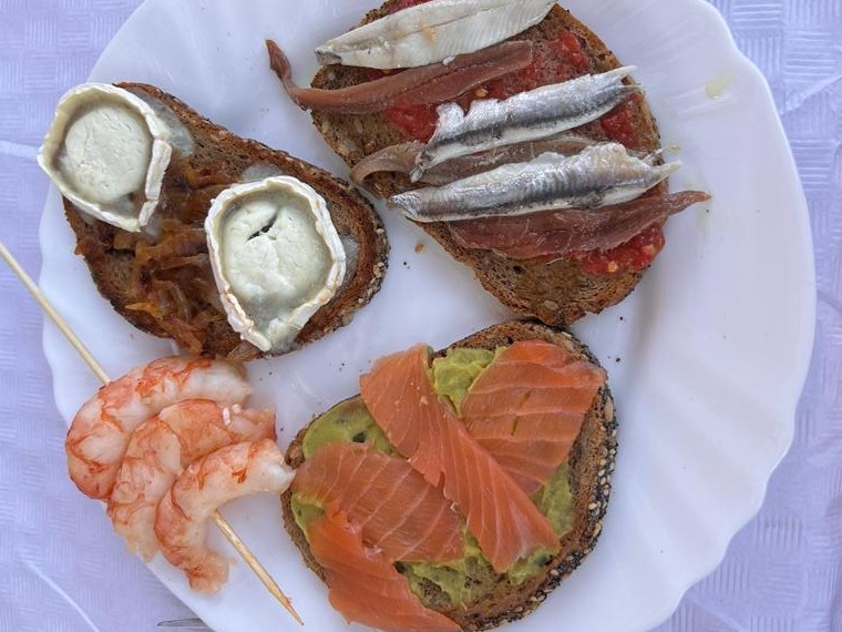 Tostas variadas y langostinos confitados Tostas variadas y langostinos confitados