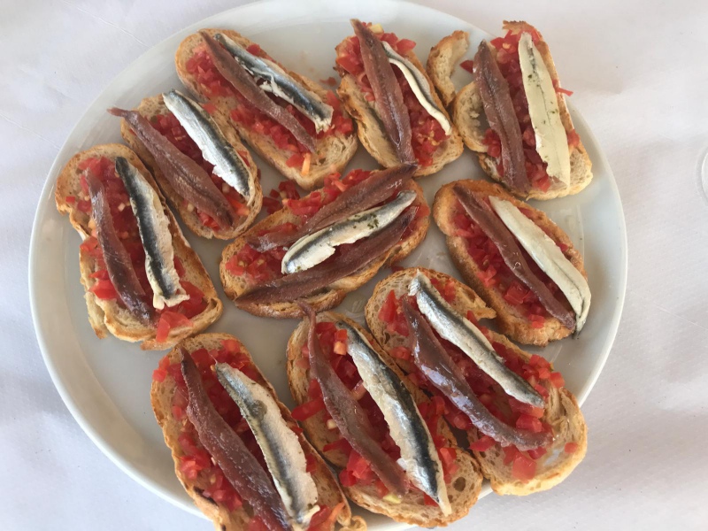 Tosta de boquerones y anchoas Tosta de boquerones y anchoas